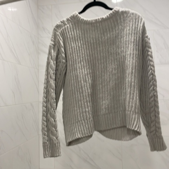 Grey ish white sweater - Picture 2 of 2